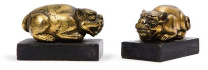 Chine, période Song, Xe-XIIe siècle Deux éléments de mobiliers en bronze doré, réprésentant...