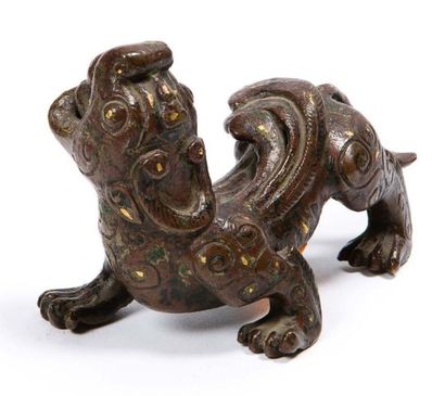 Chine, période Ming, XIVe-XVe siècle Poids de calligraphe en bronze incrusté d'or,...