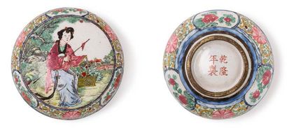 Chine, marque et époque Qianlong (1736-1795) Petite boîte lenticulaire en émaux de...