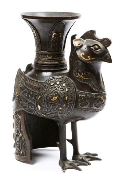 Chine période Ming, XVIe siècle Vase en bronze de belle patine brune rehaussée d'or...