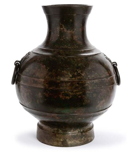 Chine, période Han, IIIe-Ier siècle avant J.-C. Vase de forme Hu en bronze de belle...