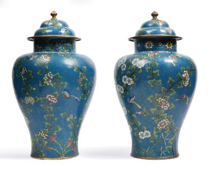 CHINE, Période JIAQING (1796-1820) Paire de vases balustres couverts en bronze doré...