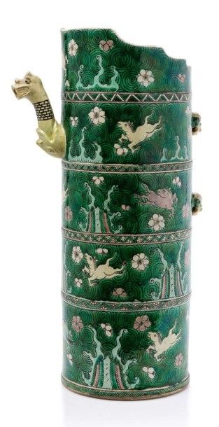 CHINE, XIXe siècle Verseuse couverte duomuhu, en porcelaine et émaux de la famille...