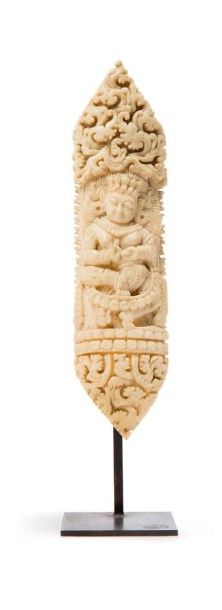 Tibet, XVIIIe siècle Elément de tablier de Chamane en os, sculpté d’un Mahakala dansant...