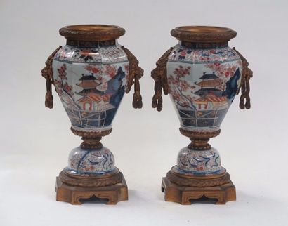 JAPON, XIXème 
Paire de vases en porcelaine...