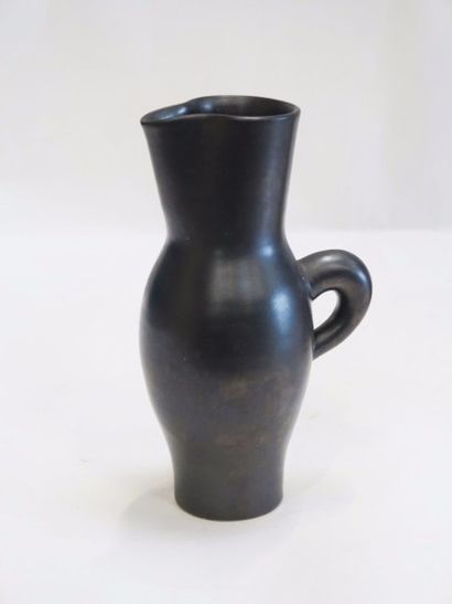 Pichet en céramique noire 
H : 25 cm