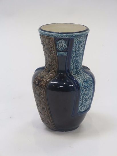 Vase en céramique de Choisy Le Roi, à décor...