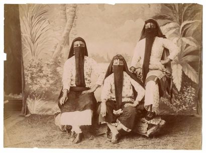 null "Le voile"

Femmes voilées en Algérie, Tunisie, c. 1880

Par Garrigues, Abdullah...