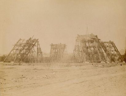 null Construction de la Tour Eiffel

Première étape du montage en 1887, portrait...