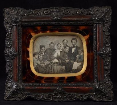 null Daguerréotype 

Famille nombreuse, portrait de 8 personnes, c. 1855 

1/2 plaque,...