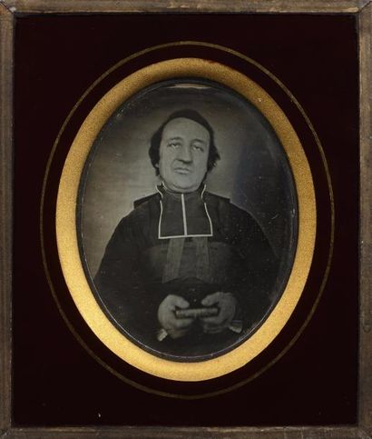 null Daguerréotype 

Ecclésiastique, son missel entre les mains, c. 1855 

1/4 de...