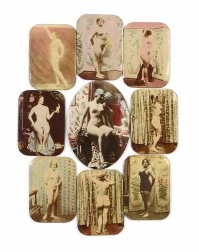 null Femmes, en maillot de bain, posant nues, masquées… 

9 plaques photographiques...