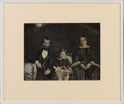 null 2 daguerréotypes 

- Portrait de famille avec l'enfant et sa poupée 

- Jeune...