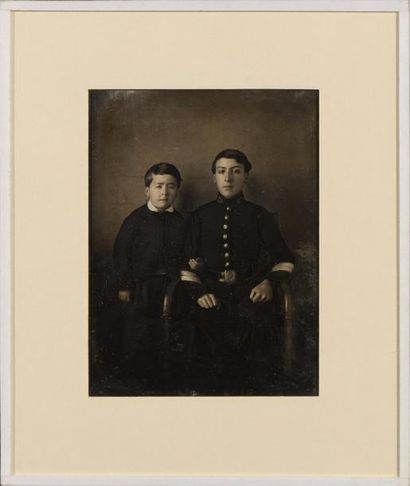 null 2 daguerréotypes 

- Portrait de famille avec l'enfant et sa poupée 

- Jeune...