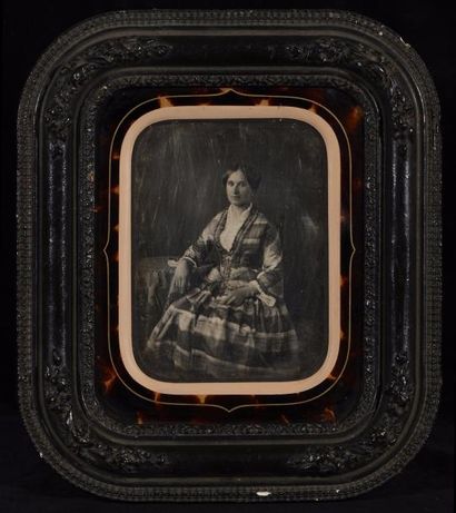 null 2 daguerréotypes 

-Femme

-Homme, c. 1850 

1/2 plaque

14 x 10 cm (à vue),...