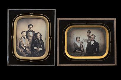 null 2 daguerréotypes 

Portraits de famille, c. 1855 

1/2 plaque, légèrement rehaussés...