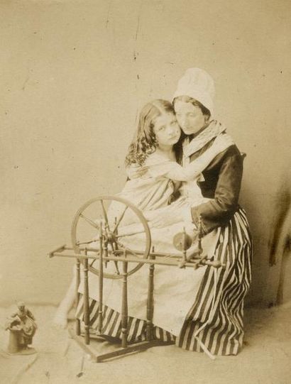 Félix Jacques Antoine MOULIN (1802-1879) Scène de genre, mère et sa fille au rouet,...