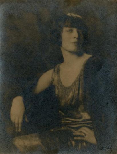 null Arnold GENTHE (1869-1942)

Pictorialisme, portrait de femme, c. 1920

Tirage...