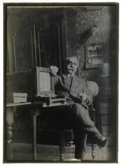 null Eugène ESTANAVE (1867-1937) 

Autoportrait de l'auteur chez lui dans son bureau,...