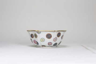 CHINE, Période Xianfeng (1850 – 1861) Coupe floriforme
en porcelaine et émaux de...