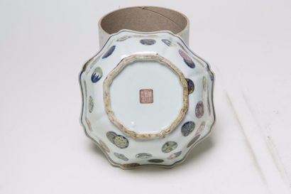 CHINE, Période Xianfeng (1850 – 1861) Coupe floriforme
en porcelaine et émaux de...