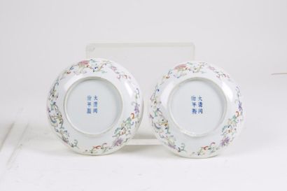 CHINE, Période Tongzhi (1861 - 1875) Paire de coupes
en porcelaine et émaux de la...