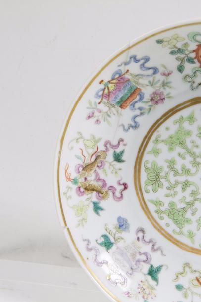 CHINE, Période Tongzhi (1861 - 1875) Paire de coupes
en porcelaine et émaux de la...