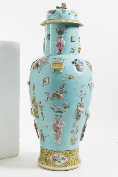 CHINE, vers 1900 Vase balustre
en porcelaine émaillée turquoise et émaux de la famille...