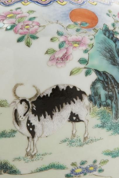 CHINE première moitié du XXe siècle Vase balustre en porcelaine
polychrome à décor...
