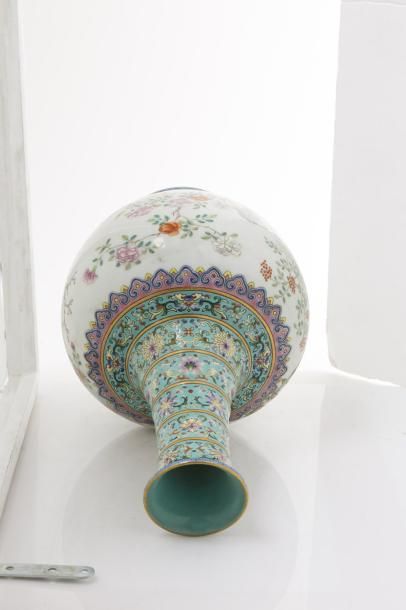 CHINE première moitié du XXe siècle Vase balustre en porcelaine
polychrome à décor...