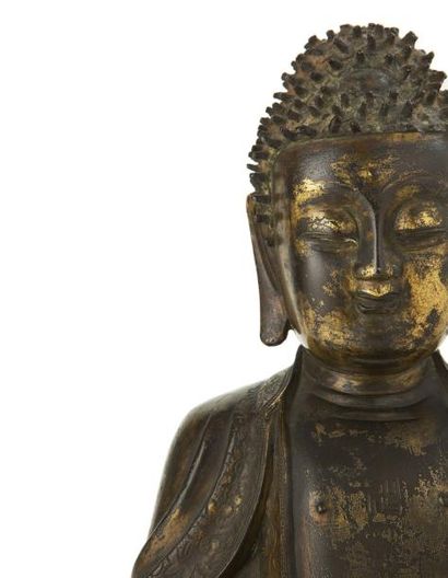 CHINE, Période Ming début XVIIème siècle Bouddha
Assis tenant dans une de ses mains...