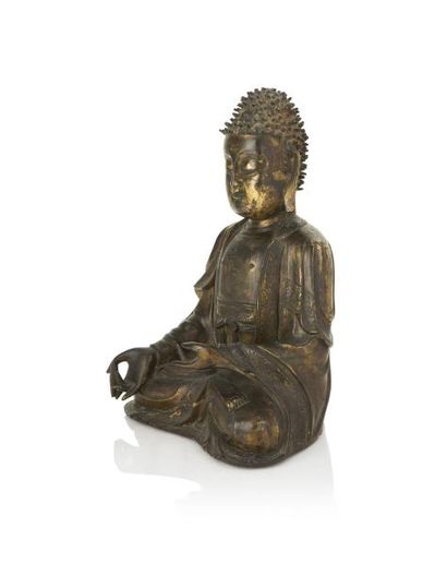 CHINE, Période Ming début XVIIème siècle Bouddha
Assis tenant dans une de ses mains...