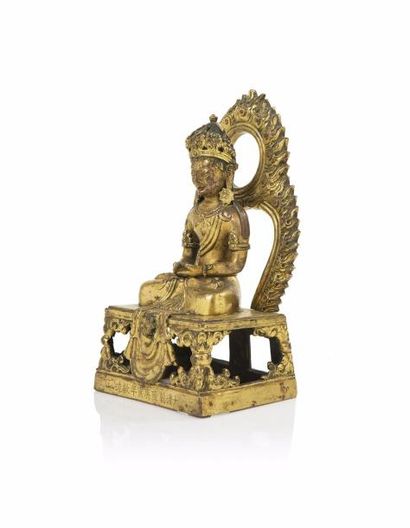 CHINE, XVIIIe SIÈCLE Sujet
en bronze doré représentant le bouddha Amitayus assis...