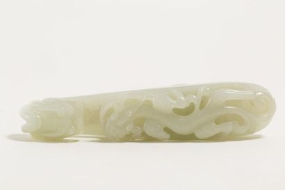 CHINE, Période JIAQING (1796-1820) Importante fibule
En jade céladon à décor de double...