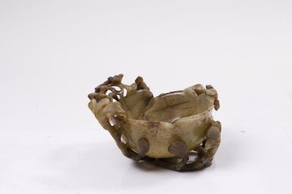 CHINE vers 1900 Godet de peintre
en jade céladon veiné de brun reprenant la forme...