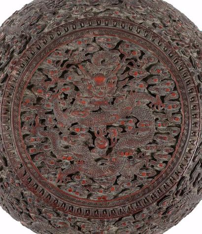 CHINE, Période Qianlong (1736-1795) Belle boîte circulaire
en laque de cinabre, finement...