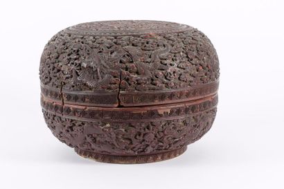 CHINE, Période Qianlong (1736-1795) Belle boîte circulaire
en laque de cinabre, finement...