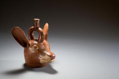  Vase tête de cervidé 
Vase étrier présentant un cervidé « Guemal » femelle. Ses...