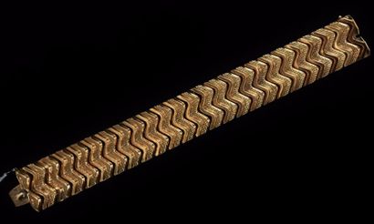  Large bracelet articulé en or jaune 18 K (750 °/°°) à mailles triangulaires en partie...