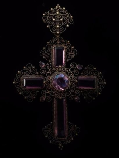 Un pendentif croix filigrané en métal orné...