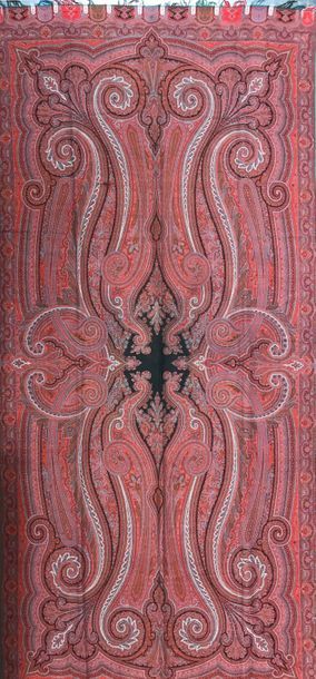  Châle en cachemire à médaillon central noir et arabesques sur fond rouge 
Inde 
XIX...