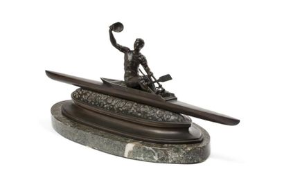 Travail Art Déco 
"Rameur" 
Sculpture en bronze à patine brune figurant un rameur....