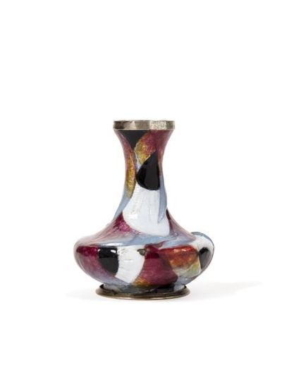  Camille FAURE ( 1874 - 1956 ) à Limoges 
Vase de forme balustre en cuivre à col...