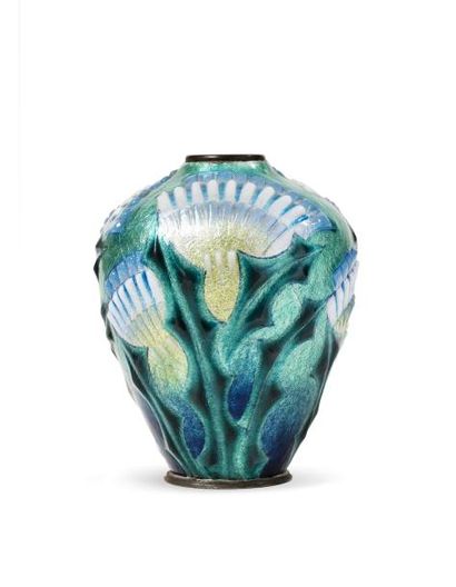  Camille FAURE ( 1874 - 1956 ) à Limoges 
Vase conique en cuivre émaillé vert nuancé,...