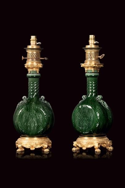  Théodore DECK (1823 - 1891) 
Paire de lampes en faïence émaillée vert profond à...