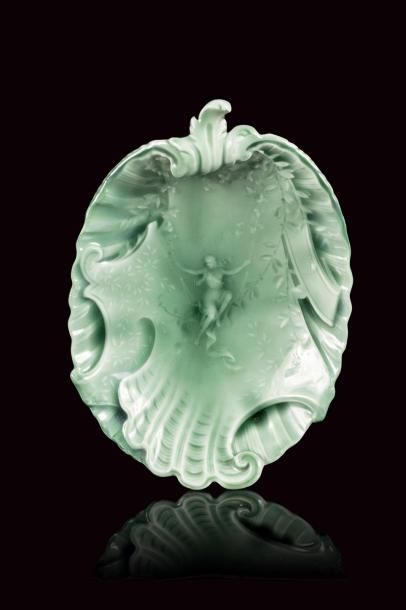  Théodore DECK (1823 - 1891) 
Coupe de forme coquille en faïence émaillée vert céladon...