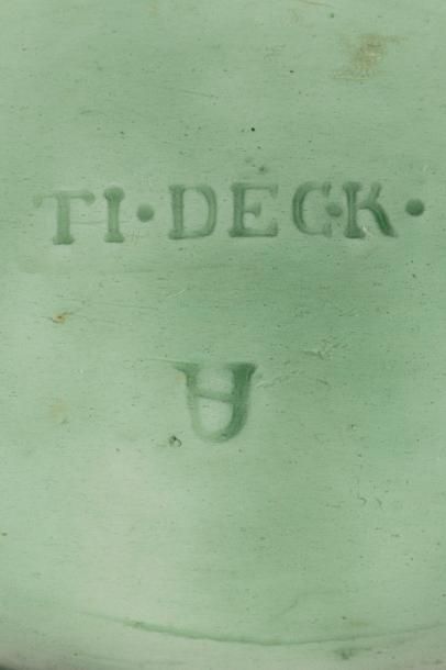  Théodore DECK (1823 - 1891) 
Coupe de forme coquille en faïence émaillée vert céladon...