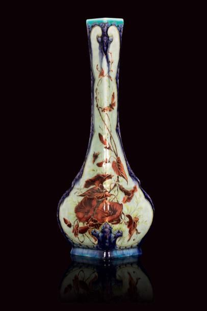  Théodore DECK (1823 - 1891) 
Vase soliflore en faïence à base renflée et col droit....