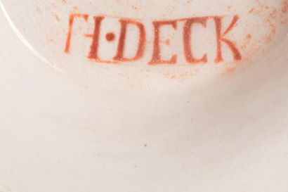  Théodore DECK (1823 - 1891) 
Bonbonnière couverte sur piédouche en faïence émaillée...