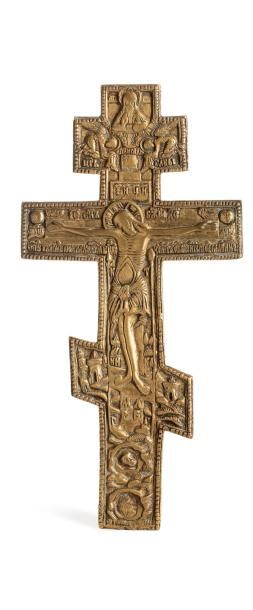  Croix orthodoxe en laiton à décor ciselé représentant la Crucifixion. Usures. 
Russie,...